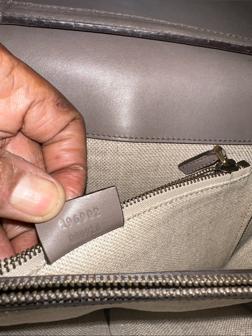 Gucci Gray Leather Shoulder Bag with Gold Hardware. PREOWNED (AUTHENTIC) - Picture 5 of 16